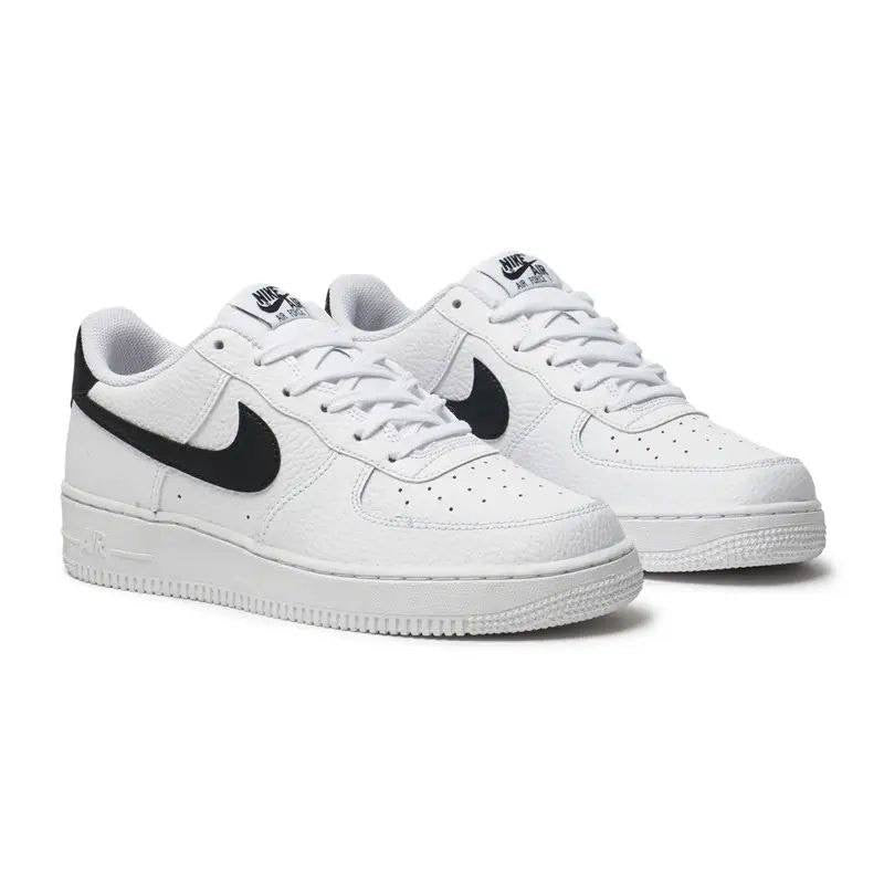 NIKE AIR FORCE 1 ’07 TRAINERS IN WHITE AND BLACK